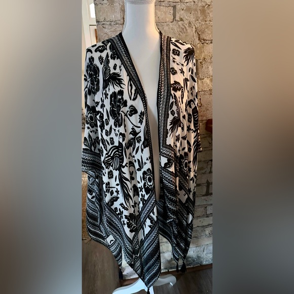 Vince Camuto Accessories - Vince Camuto Monochrome Patterned Kimono